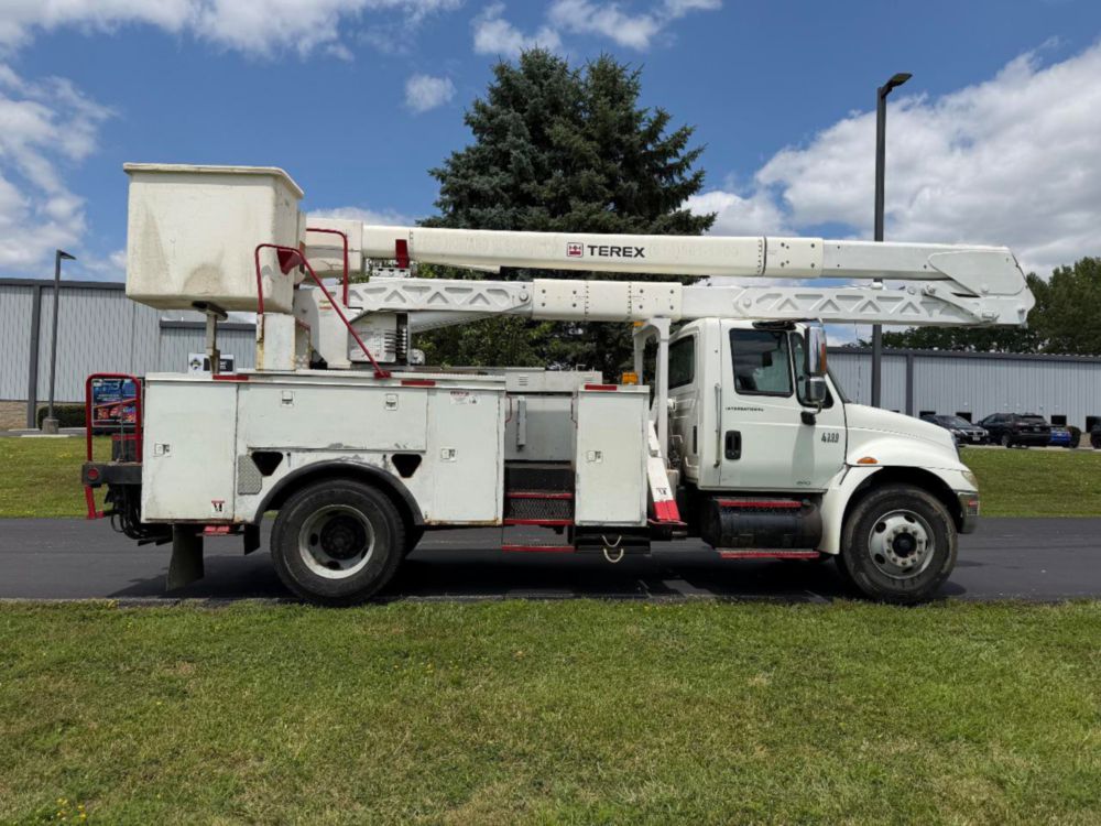 2007 Int'l 4300 Terex HRX-55 Material Handler Bucket Truck
