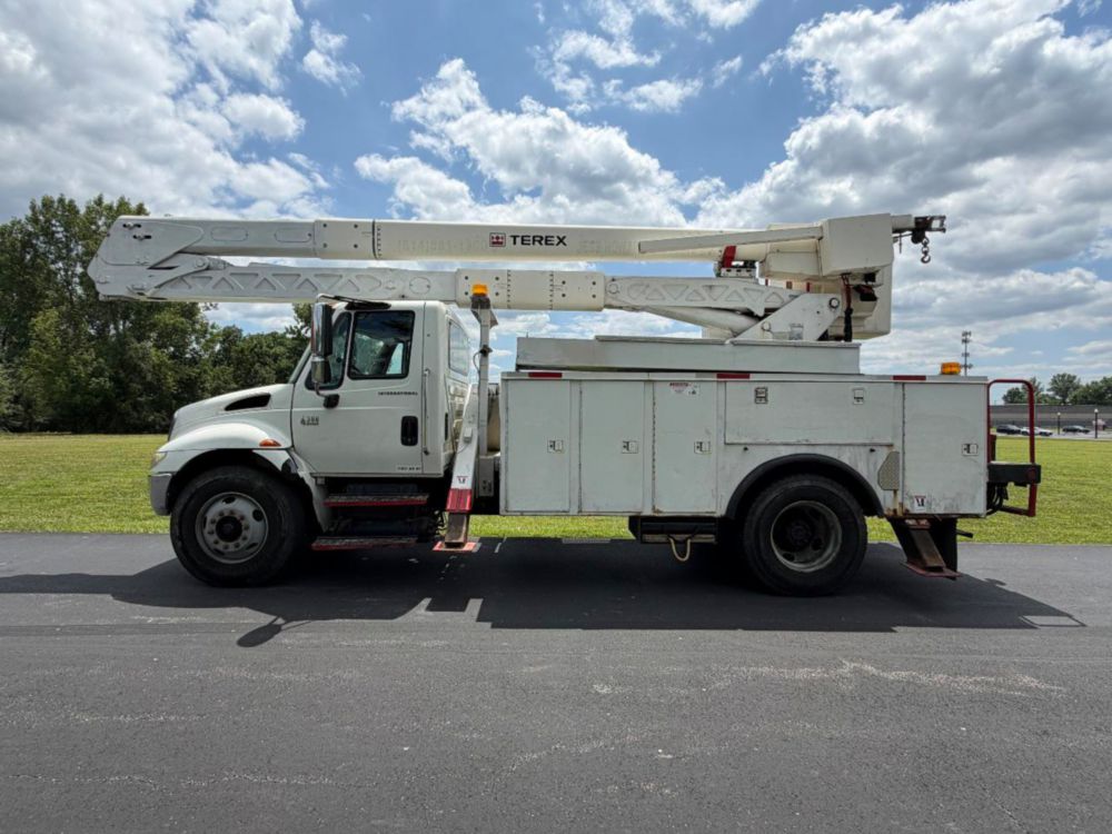 2007 Int'l 4300 Terex HRX-55 Material Handler Bucket Truck