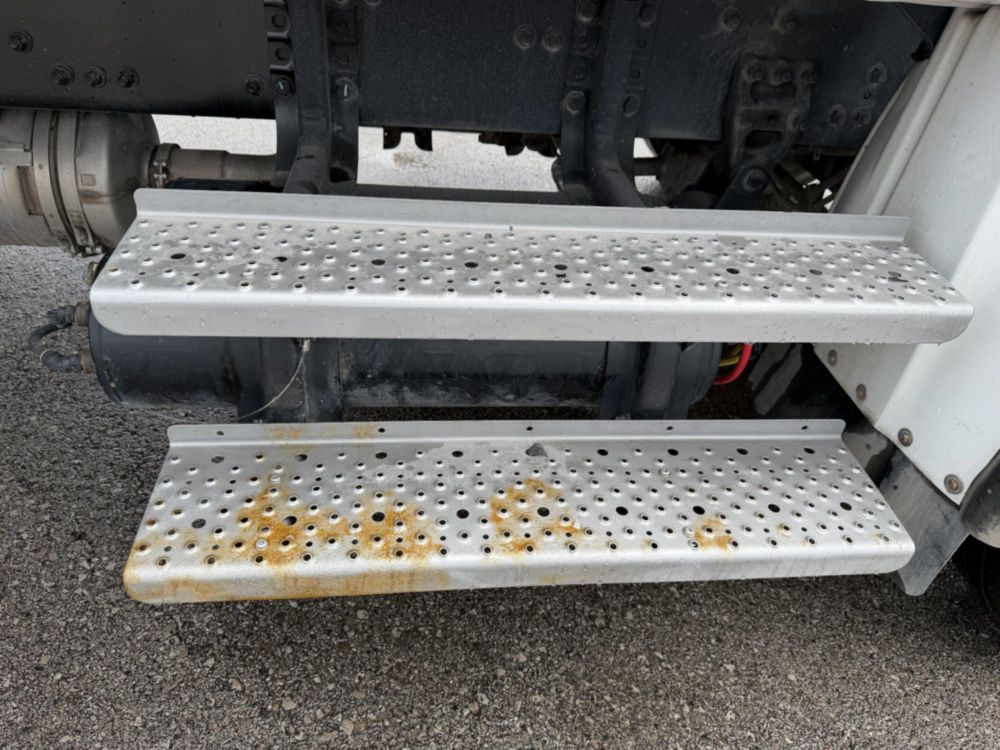 2020 Freightliner M2-112 24' Tandem Flatbed Truck