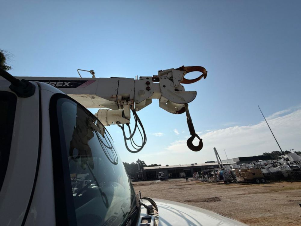 Terex Commander 4047 Digger Derrick on 2016 Freightliner M2106 4x2