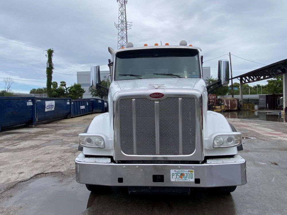 2018 Peterbilt 567 Tandem Galfab 60k Tandem Roll-Off Truck