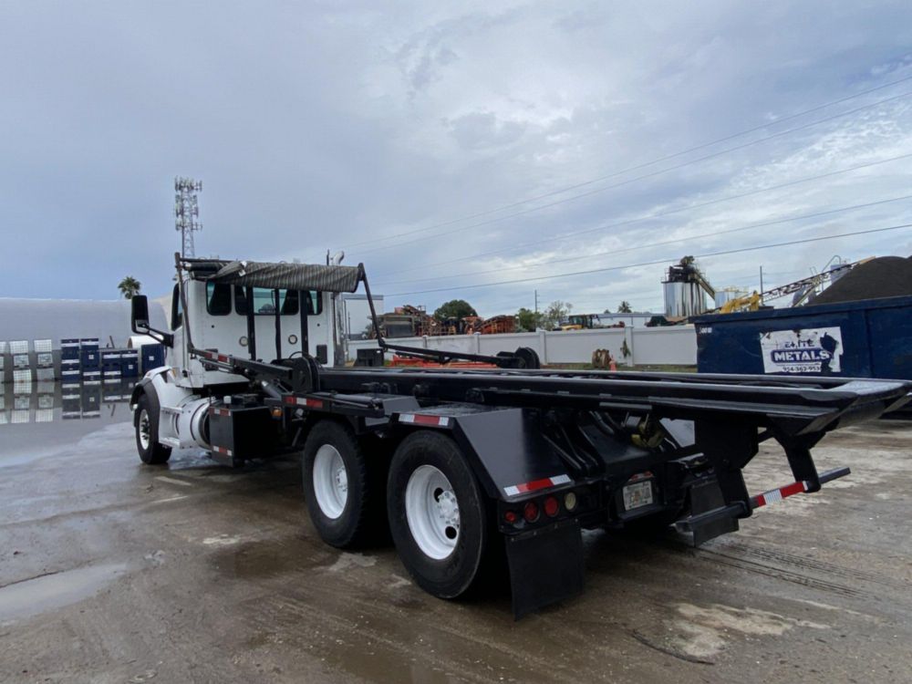 2018 Peterbilt 567 Tandem Galfab 60k Tandem Roll-Off Truck