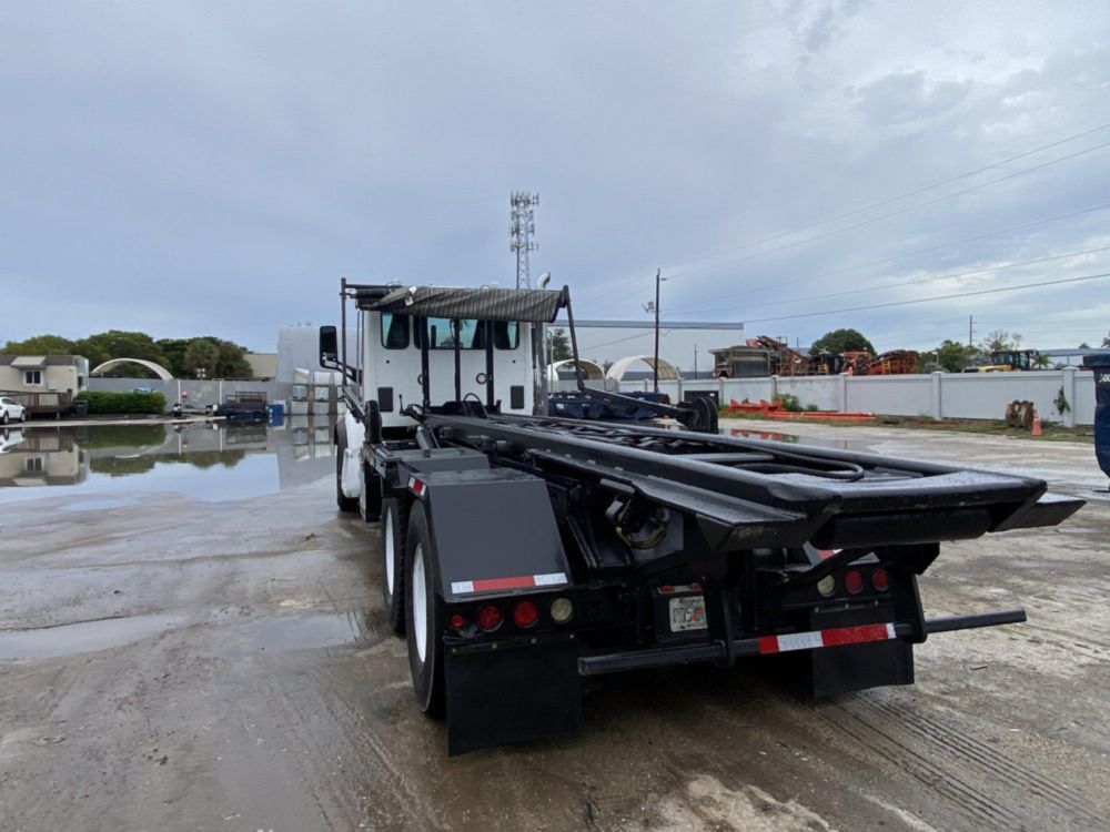2018 Peterbilt 567 Tandem Galfab 60k Tandem Roll-Off Truck