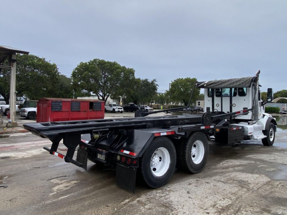 2018 Peterbilt 567 Tandem Galfab 60k Tandem Roll-Off Truck