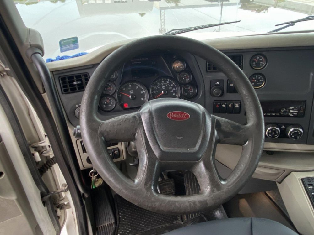 2018 Peterbilt 567 Tandem Galfab 60k Tandem Roll-Off Truck