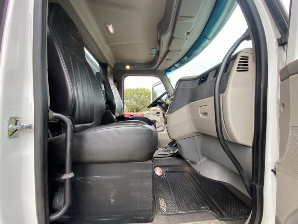2018 Peterbilt 567 Tandem Galfab 60k Tandem Roll-Off Truck
