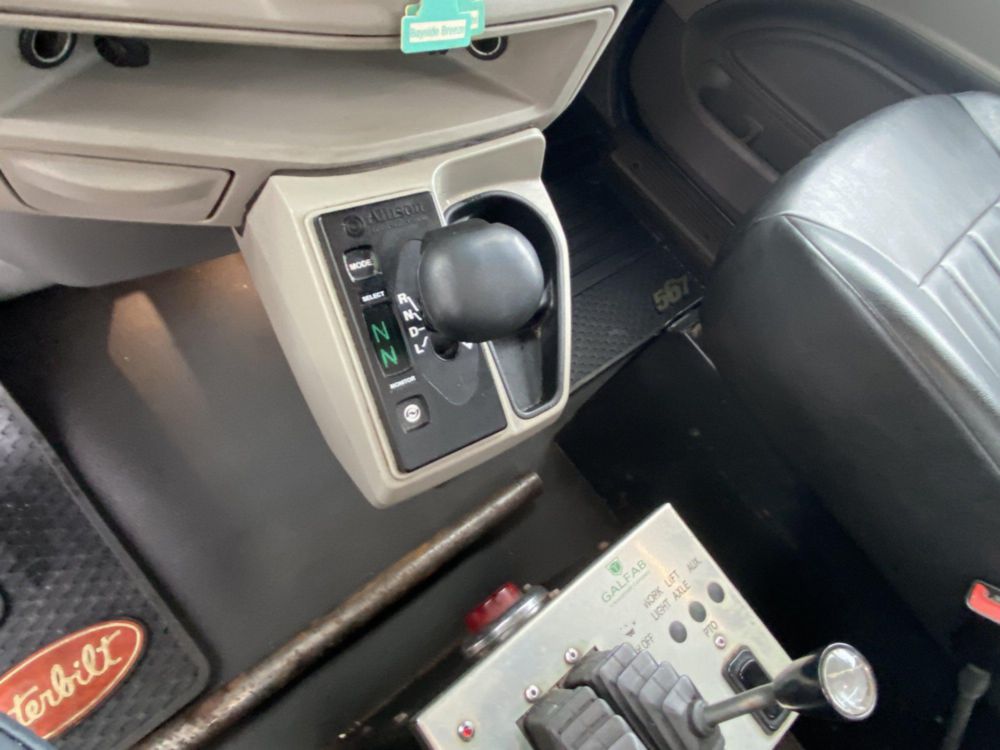 2018 Peterbilt 567 Tandem Galfab 60k Tandem Roll-Off Truck