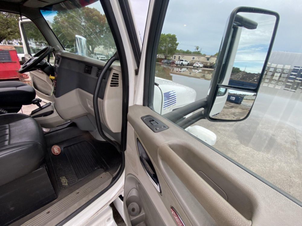2018 Peterbilt 567 Tandem Galfab 60k Tandem Roll-Off Truck