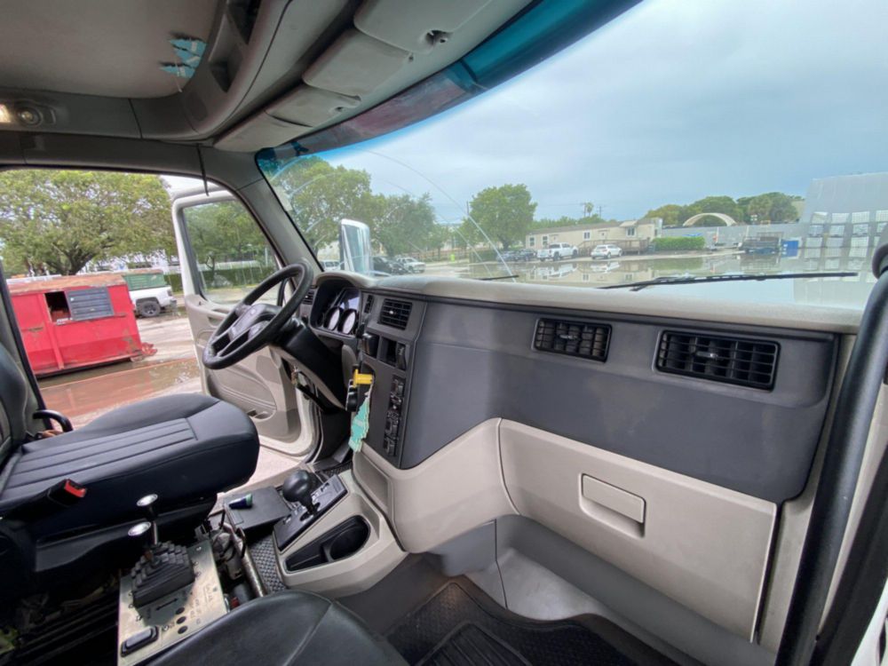 2018 Peterbilt 567 Tandem Galfab 60k Tandem Roll-Off Truck