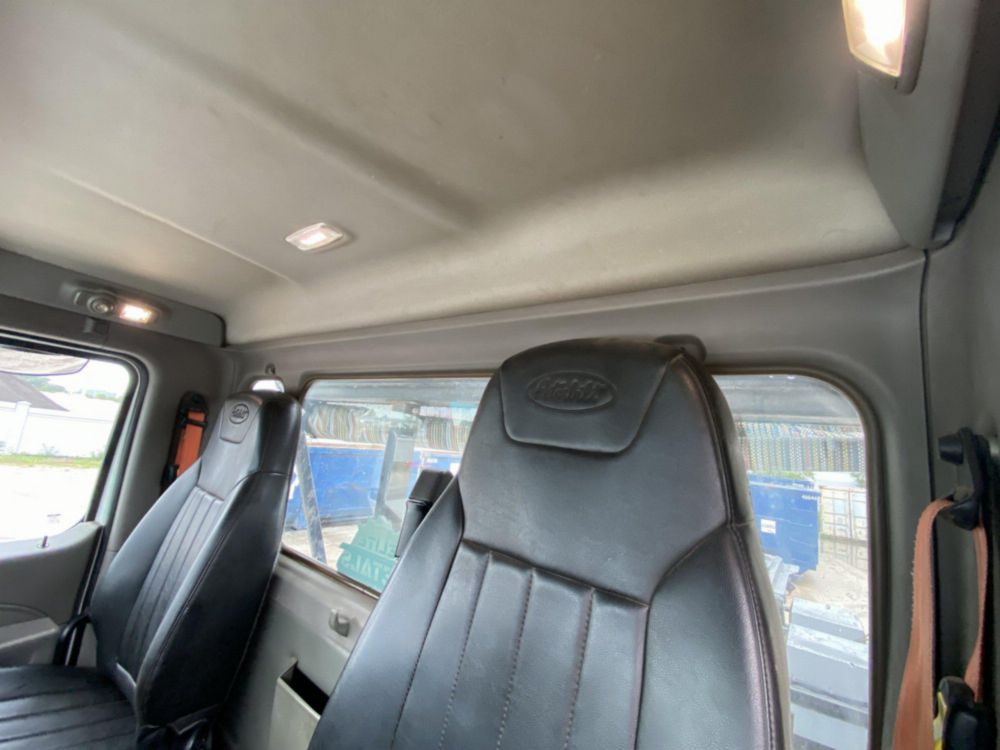 2018 Peterbilt 567 Tandem Galfab 60k Tandem Roll-Off Truck