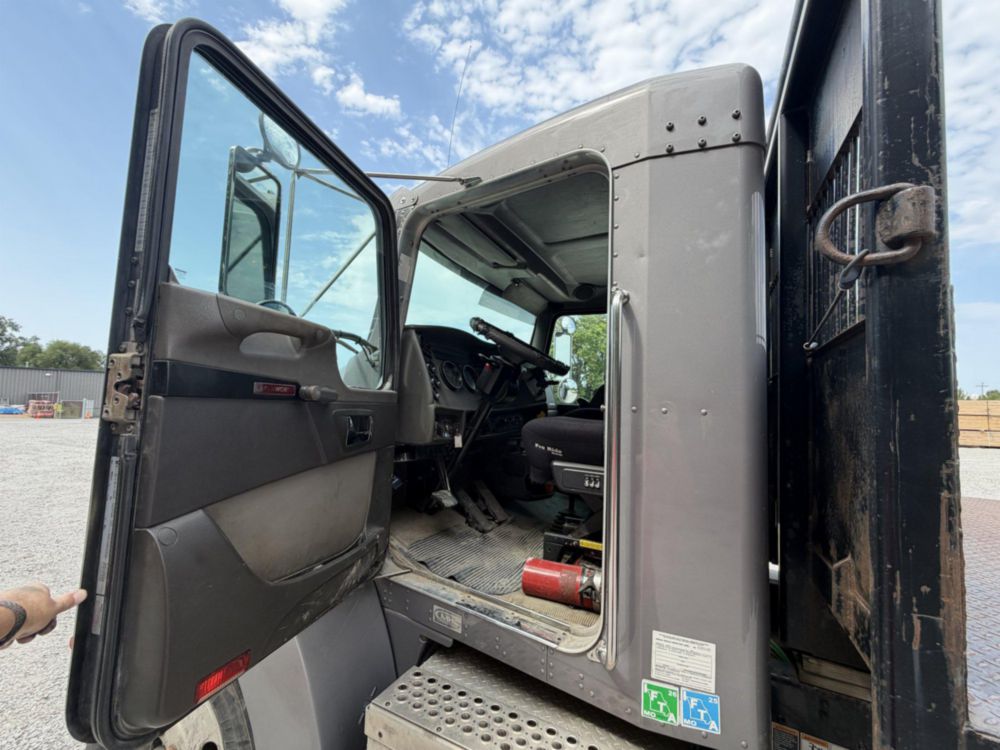 2007 Kenworth T-300 Tandem Axle Flatbed Dump Truck