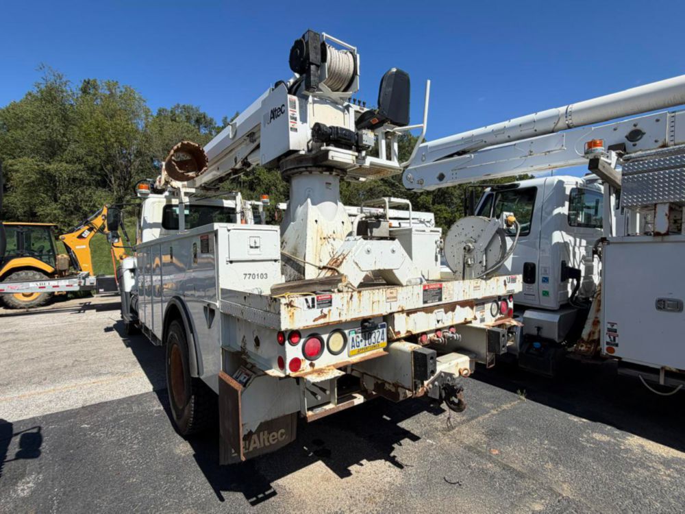 2011 Digger Derrick