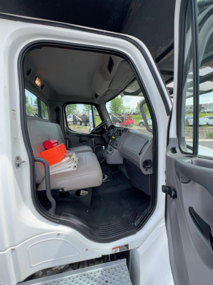 2018 Freightliner M2106 4x2 Versalift VO-270-REV Bucket Truck
