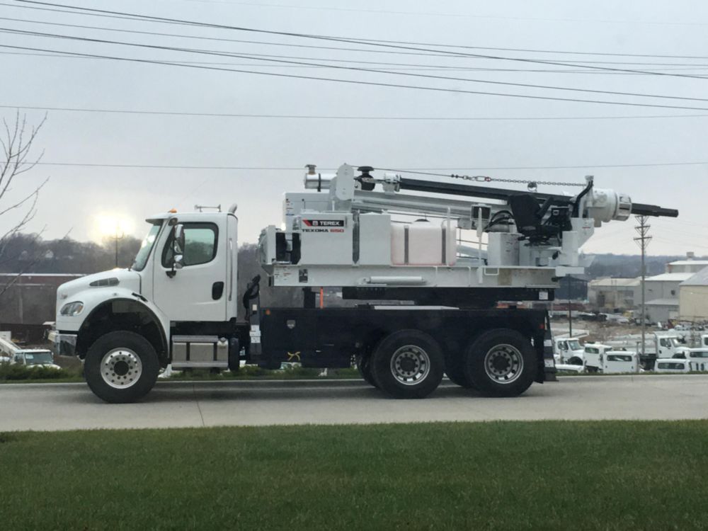 30 ft 32,000 ft-lb AWD Pressure Digger