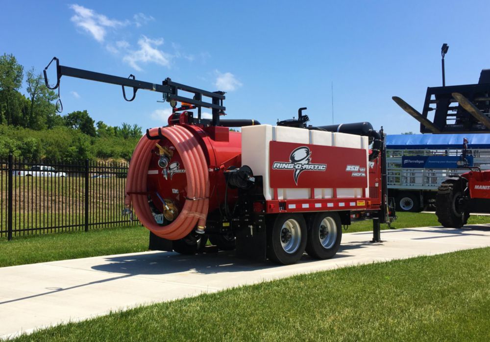 800 gal 500 gal 600 CFM / 15" Trailer-Mounted Hydrovac