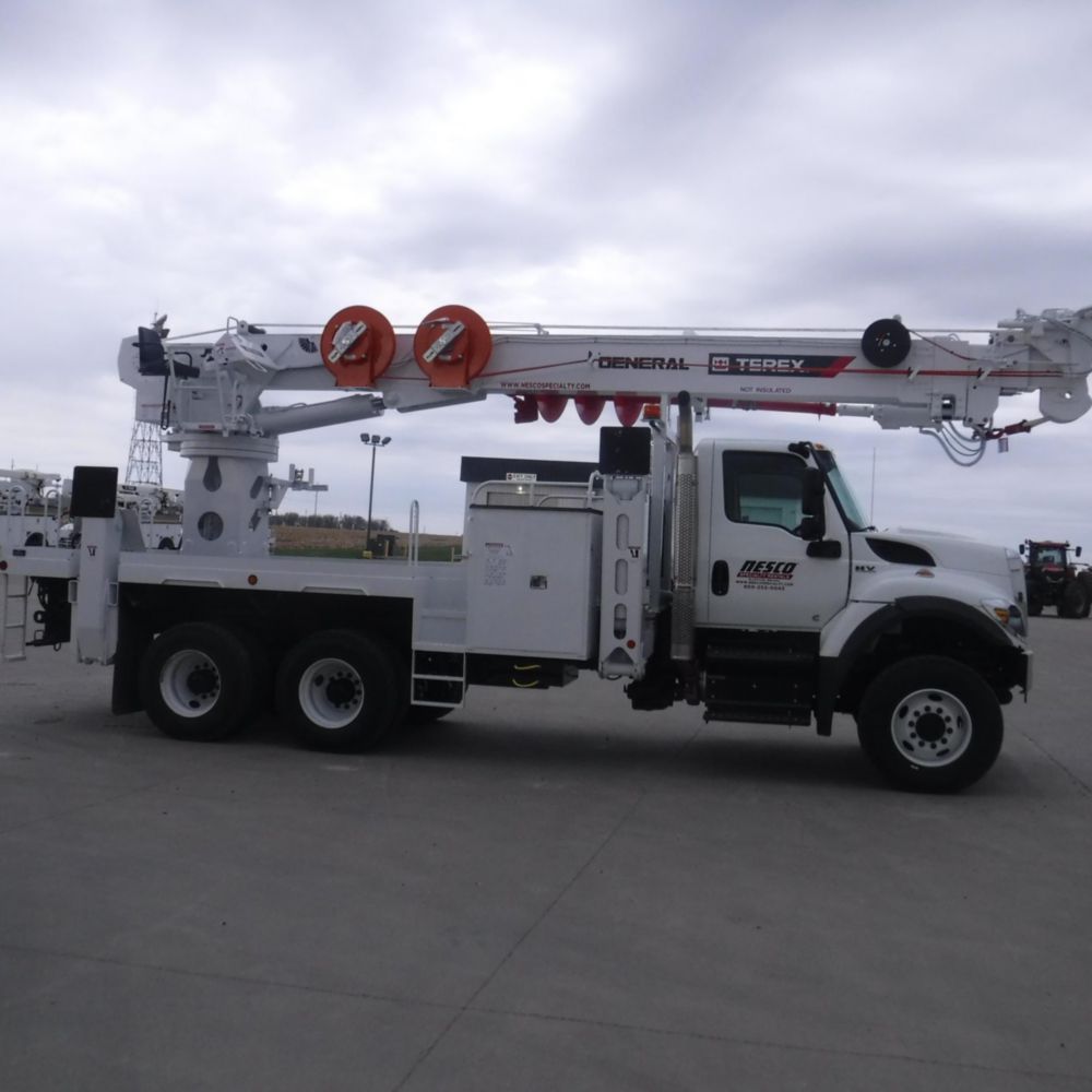 80.3 ft AWD 26,600 lbs Digger Derrick
