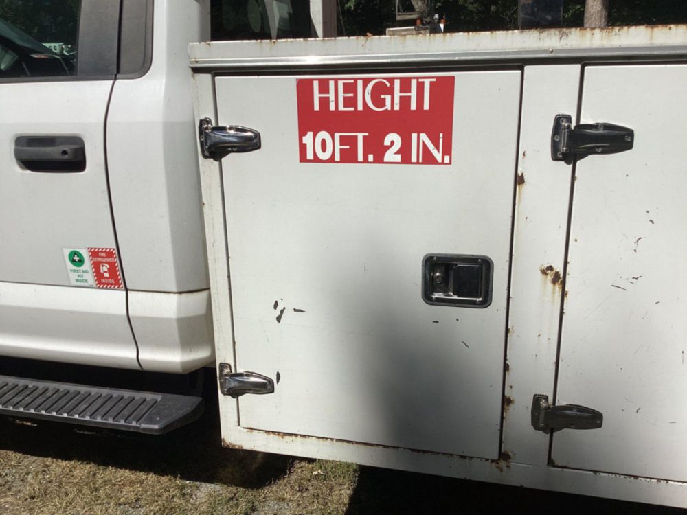 2018 Ford F-550 4x2 Posi Plus 700-40 Bucket Truck.