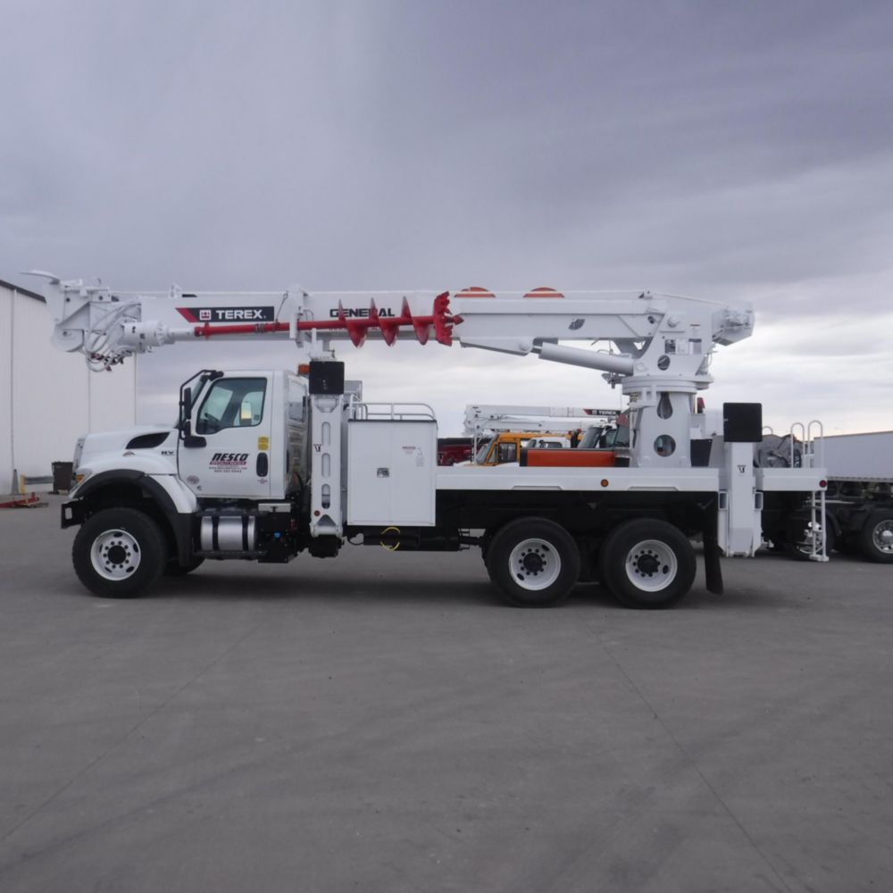 80.3 ft AWD 26,600 lbs Digger Derrick