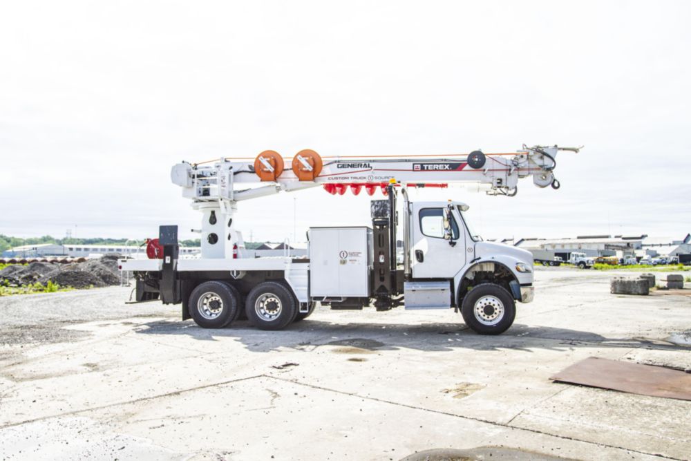 65.1 ft AWD 42,110 lbs Digger Derrick