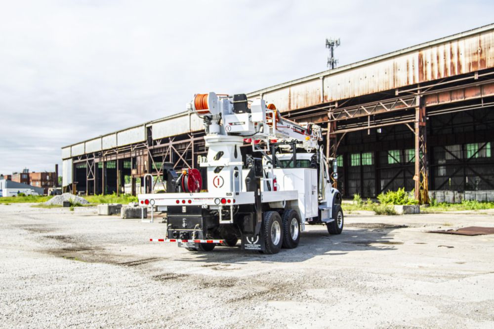 65.1 ft AWD 42,110 lbs Digger Derrick