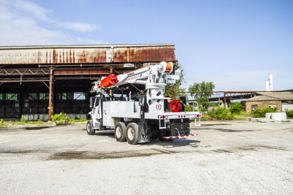 65.1 ft AWD 42,110 lbs Digger Derrick