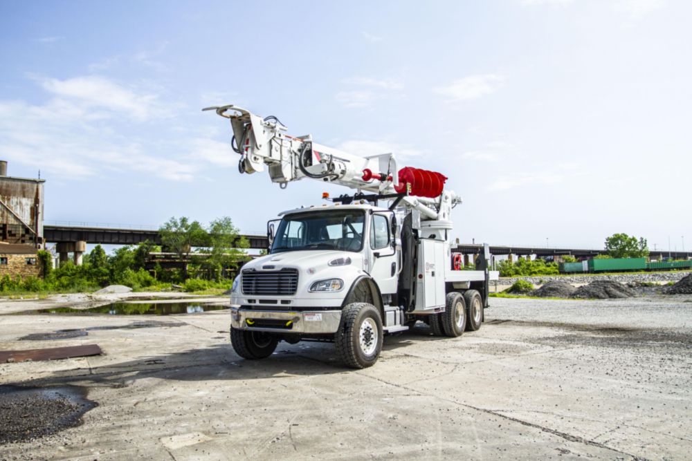 65.1 ft AWD 42,110 lbs Digger Derrick