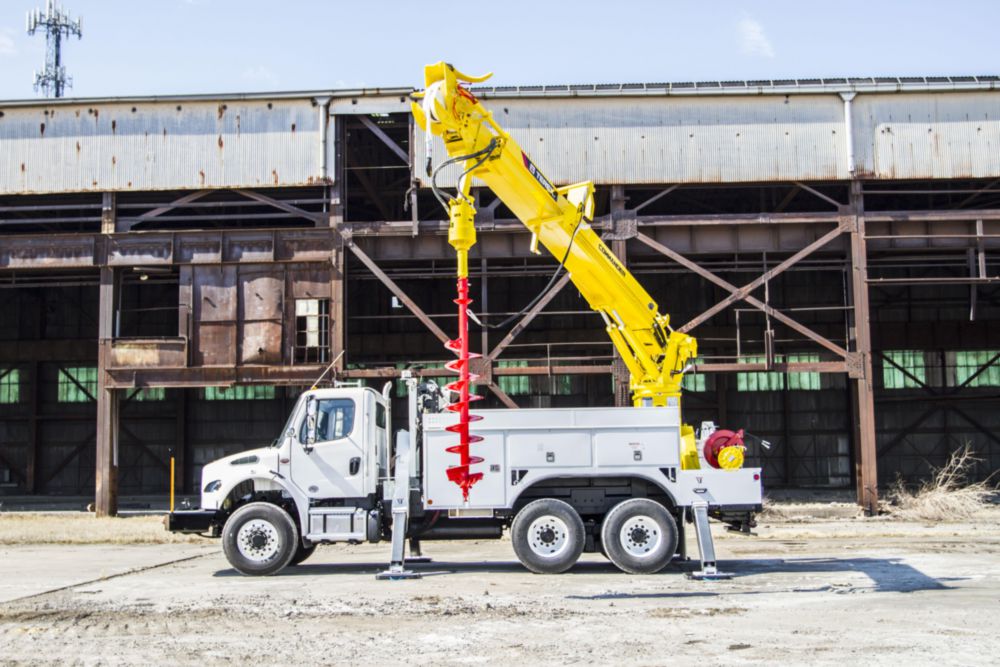 48.6 ft AWD 30,000 lbs Digger Derrick