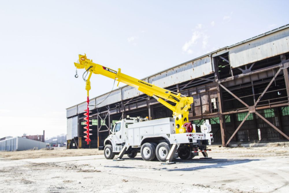 48.6 ft AWD 30,000 lbs Digger Derrick