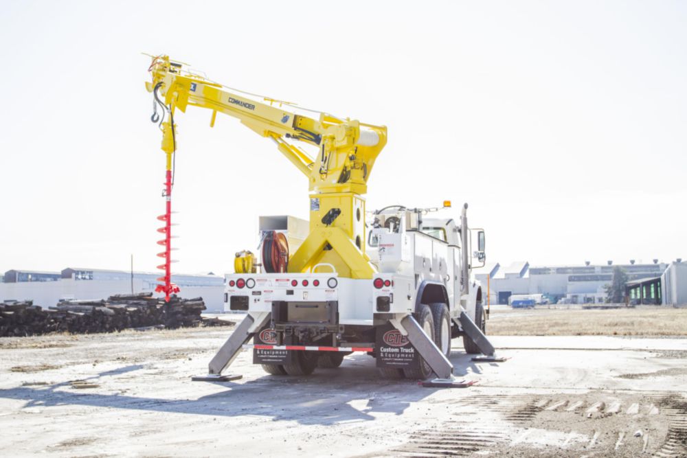 48.6 ft AWD 30,000 lbs Digger Derrick
