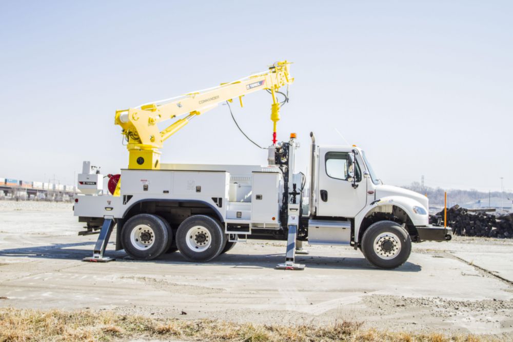 48.6 ft AWD 30,000 lbs Digger Derrick