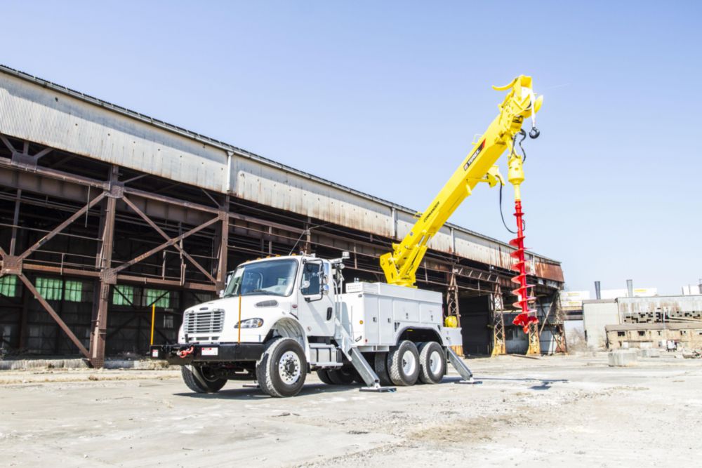 48.6 ft AWD 30,000 lbs Digger Derrick