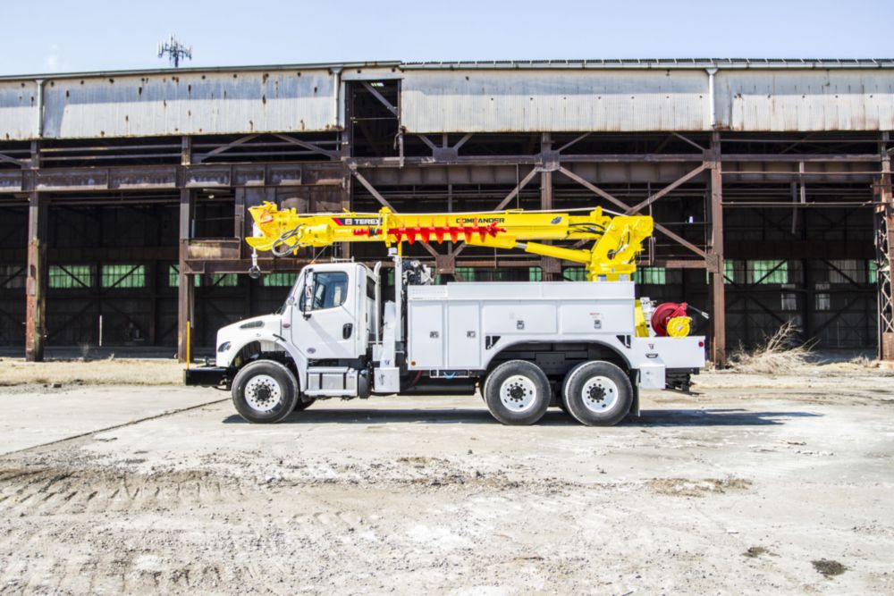 48.6 ft 30,000 lbs Digger Derrick