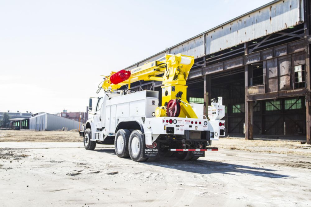 48.6 ft 30,000 lbs Digger Derrick