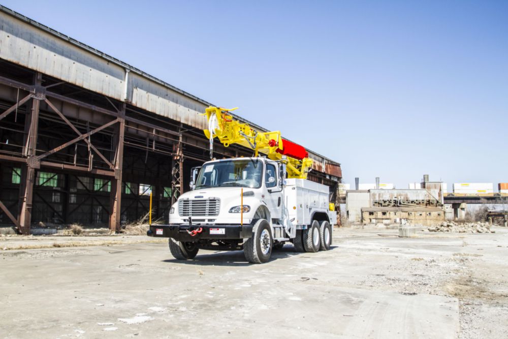 48.6 ft 30,000 lbs Digger Derrick
