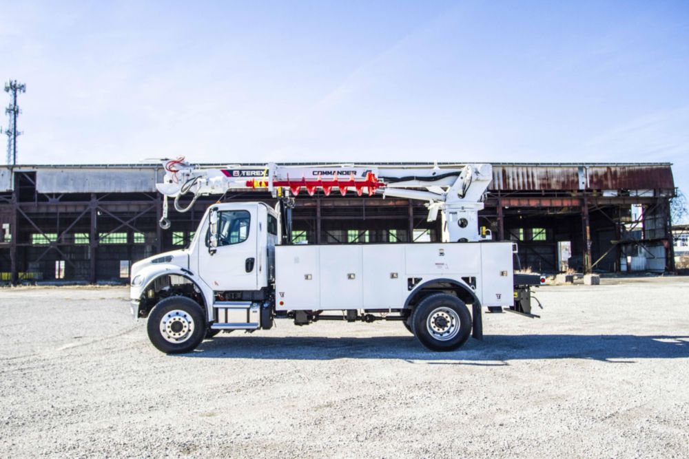47.4 ft AWD 24,750 lbs Digger Derrick