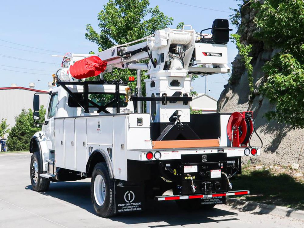 Terex Utilities C4047 Digger Derrick on 2027 Freightliner M2106 4x4