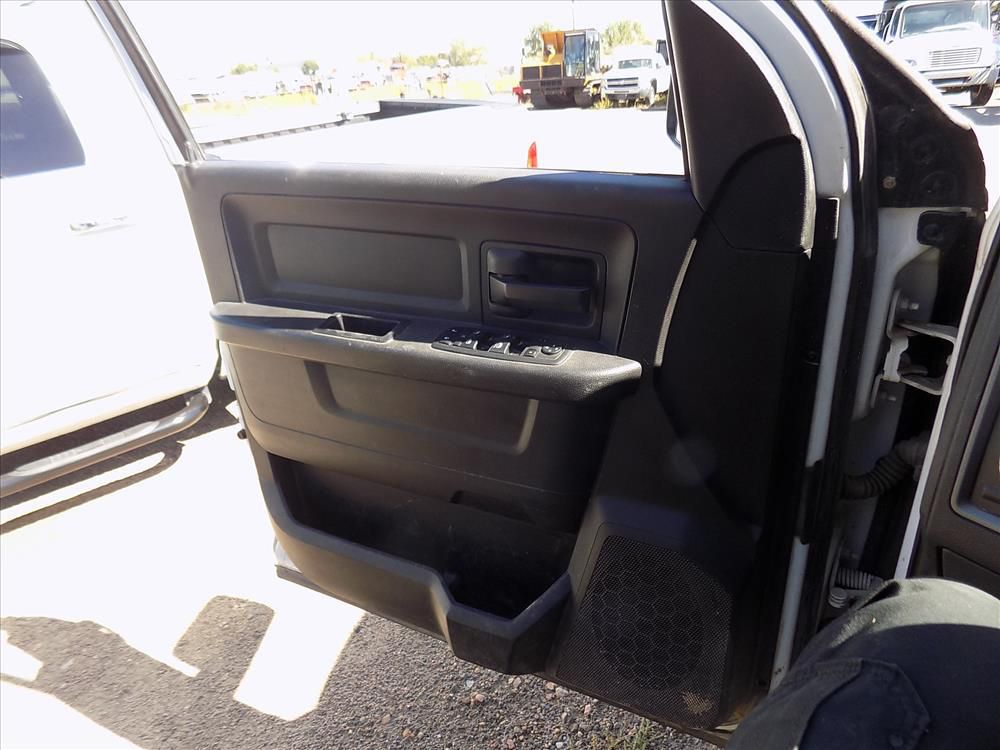 2017 Dodge Ram 5500 Crew Cab 4x4 Flatbed Truck