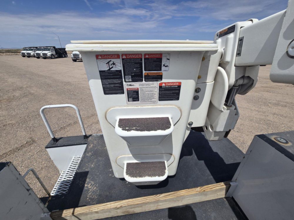 2022 Ford F-550 4x4 Powerstroke Altec AT-40G Bucket Truck
