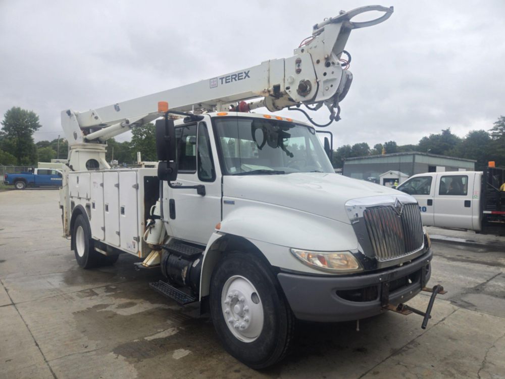 2009 Int'l 4300 4x2 Terex Commander 4047 Digger Derrick Truck