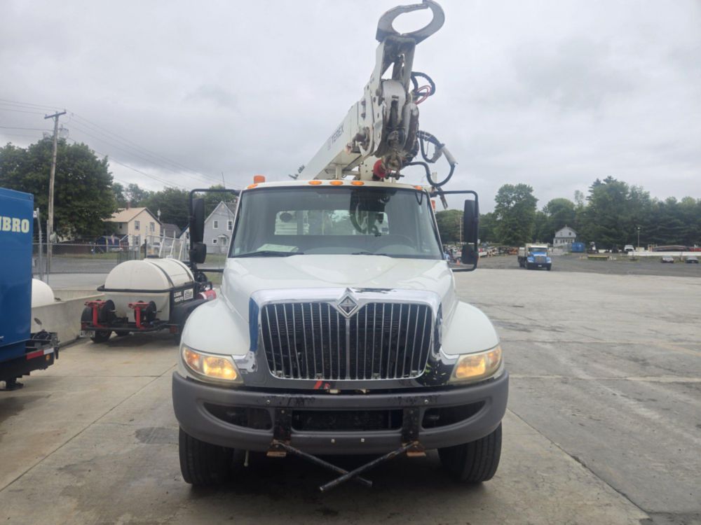 2009 Int'l 4300 4x2 Terex Commander 4047 Digger Derrick Truck