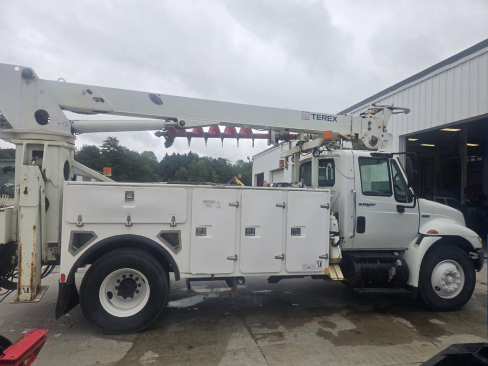 2009 Int'l 4300 4x2 Terex Commander 4047 Digger Derrick Truck