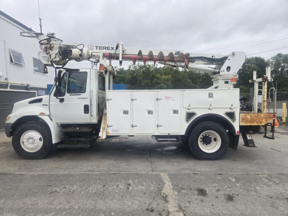 2009 Int'l 4300 4x2 Terex Commander 4047 Digger Derrick Truck