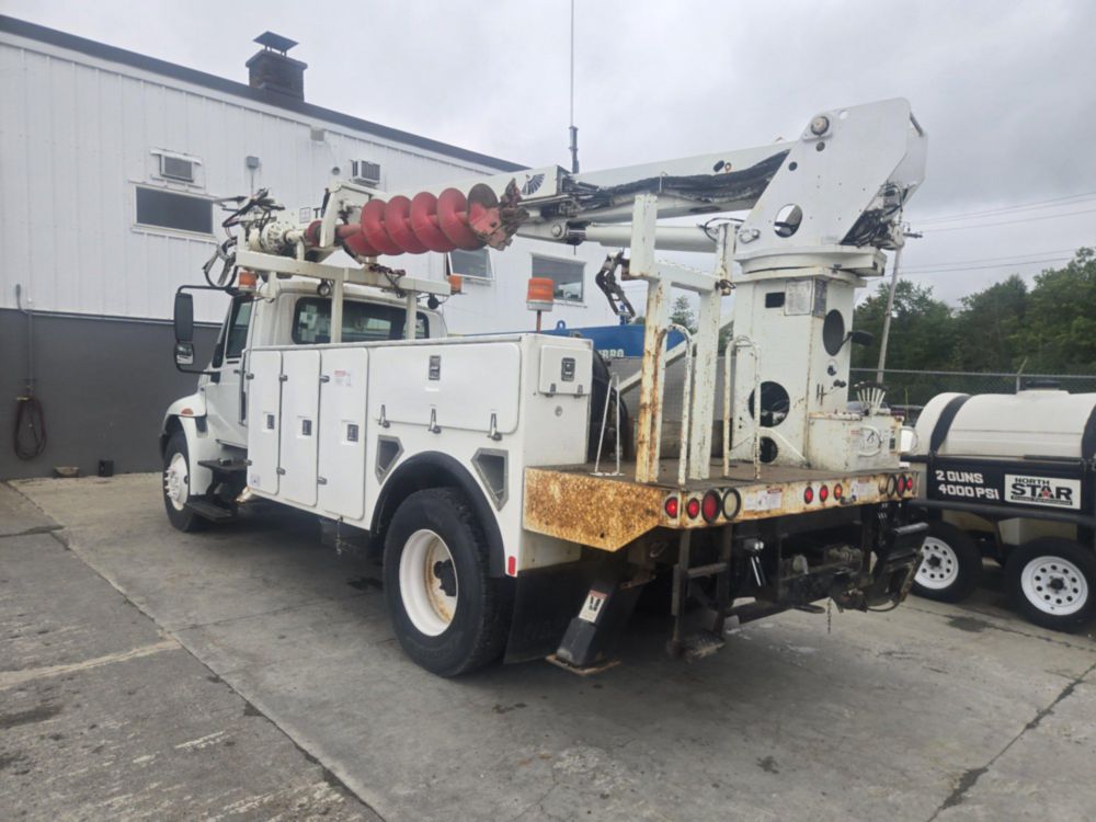 2009 Int'l 4300 4x2 Terex Commander 4047 Digger Derrick Truck