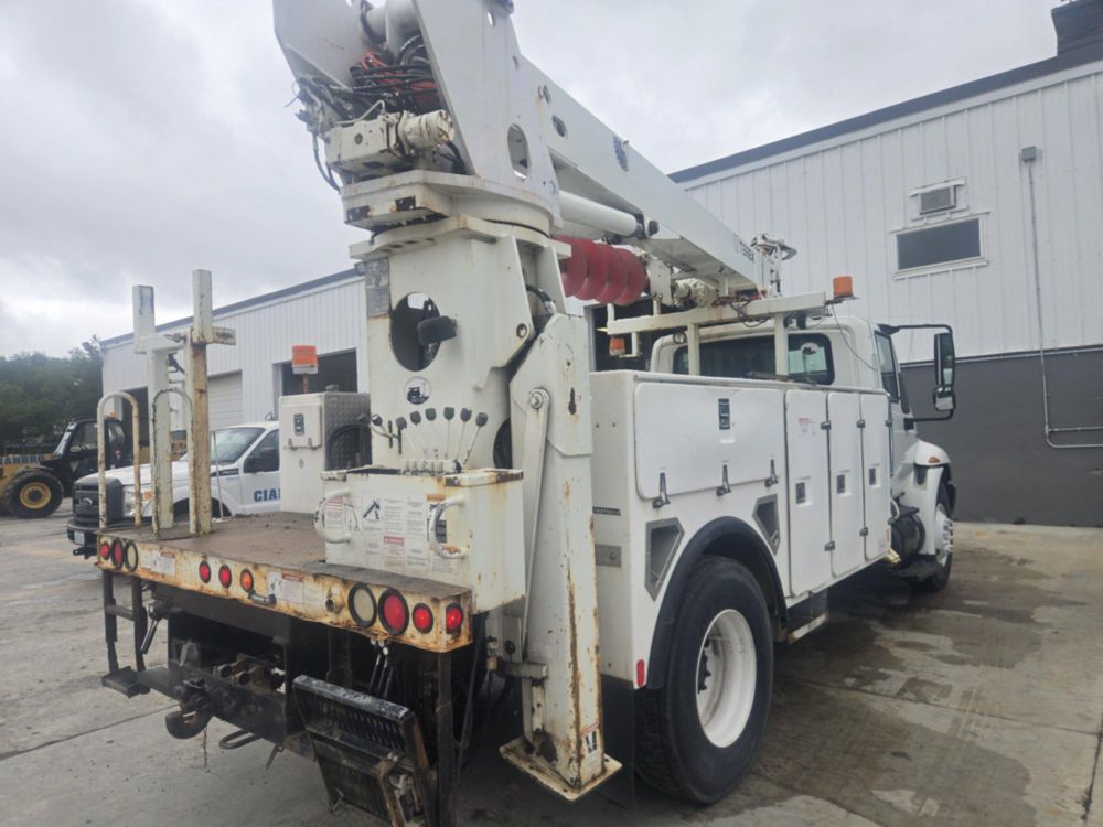 2009 Int'l 4300 4x2 Terex Commander 4047 Digger Derrick Truck
