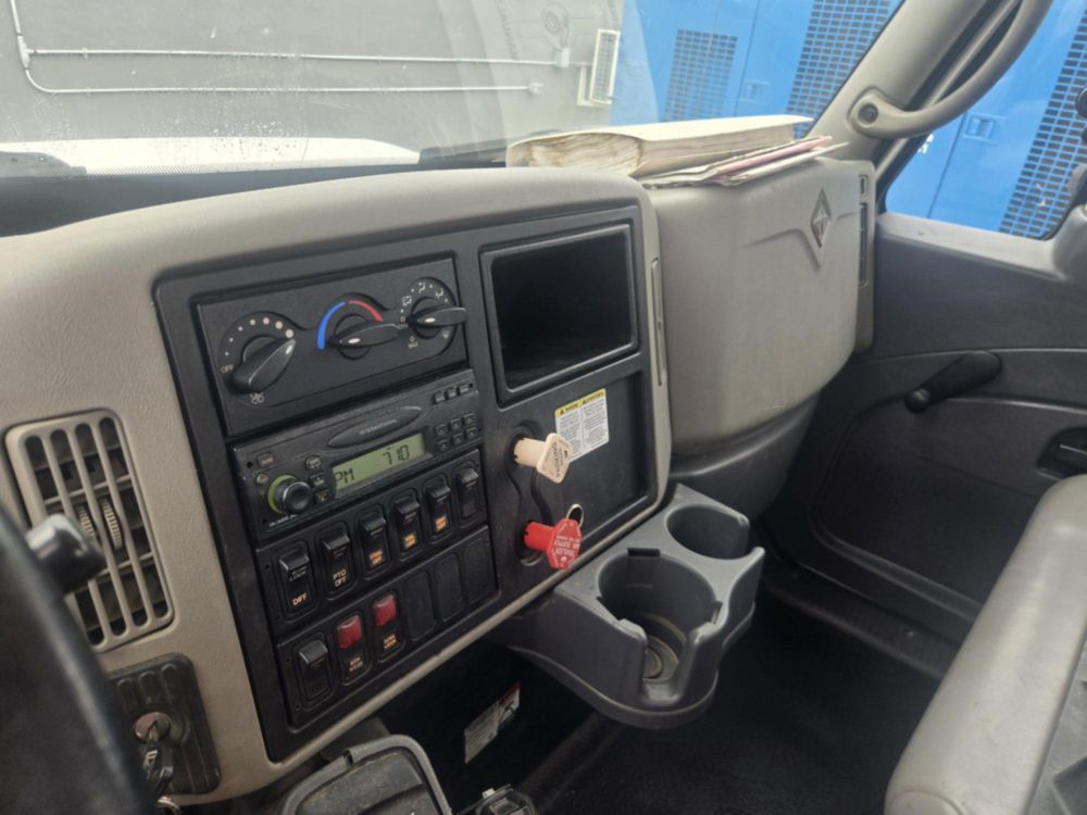 2009 Int'l 4300 4x2 Terex Commander 4047 Digger Derrick Truck
