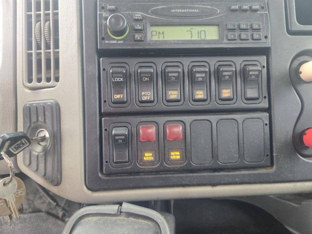 2009 Int'l 4300 4x2 Terex Commander 4047 Digger Derrick Truck