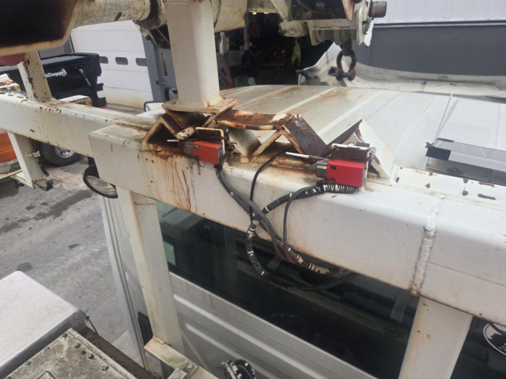 2009 Int'l 4300 4x2 Terex Commander 4047 Digger Derrick Truck