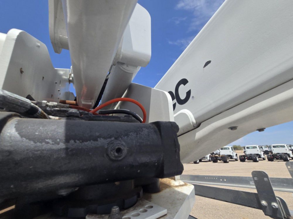2022 Ford F-550 4x4 Altec AT-40G Bucket Truck