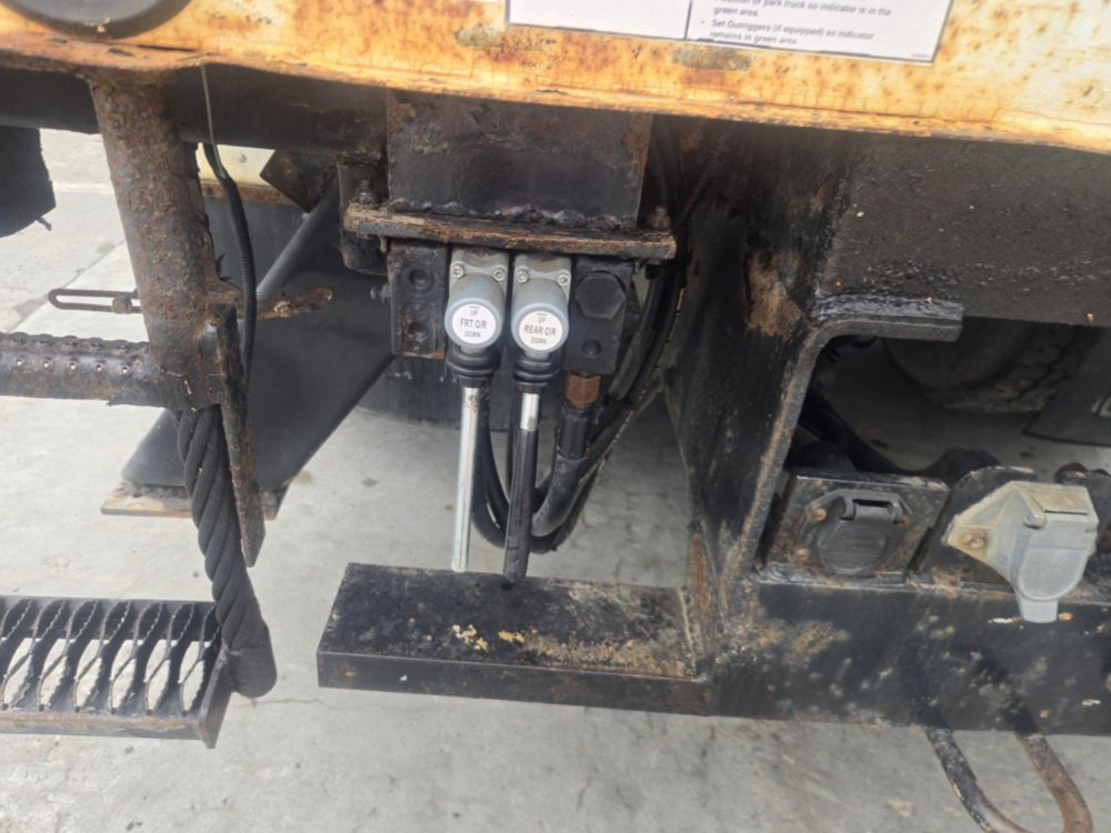 2009 Int'l 4300 4x2 Terex Commander 4047 Digger Derrick Truck