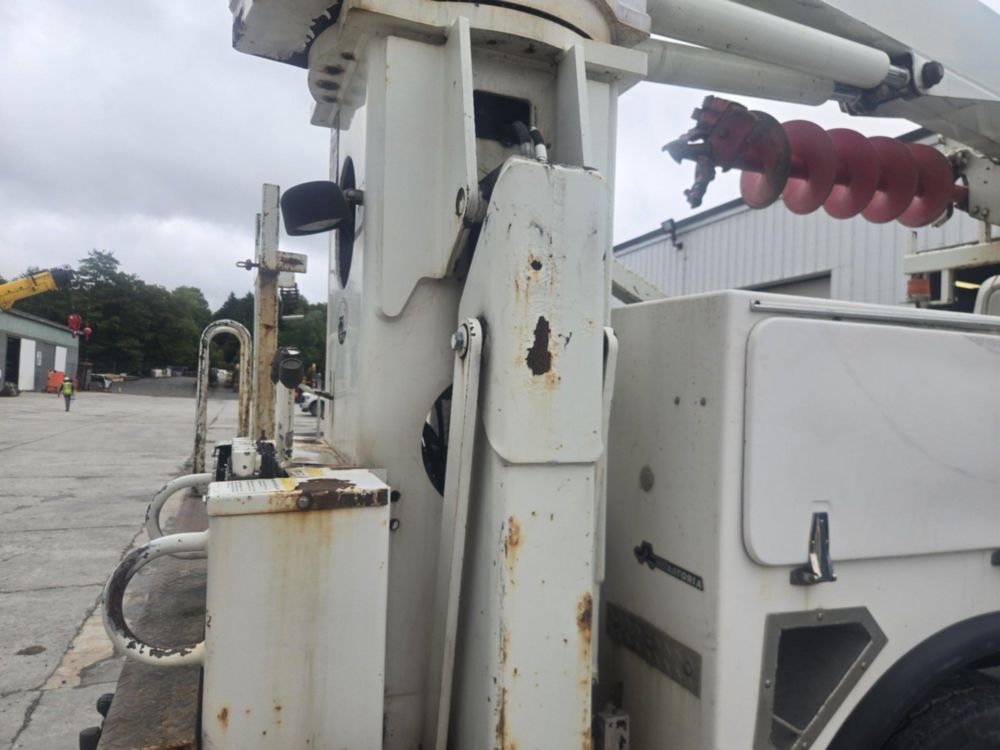 2009 Int'l 4300 4x2 Terex Commander 4047 Digger Derrick Truck